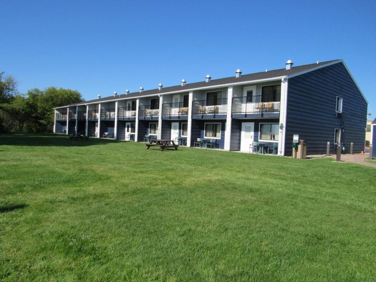 Americinn By Wyndham Menominee Экстерьер фото